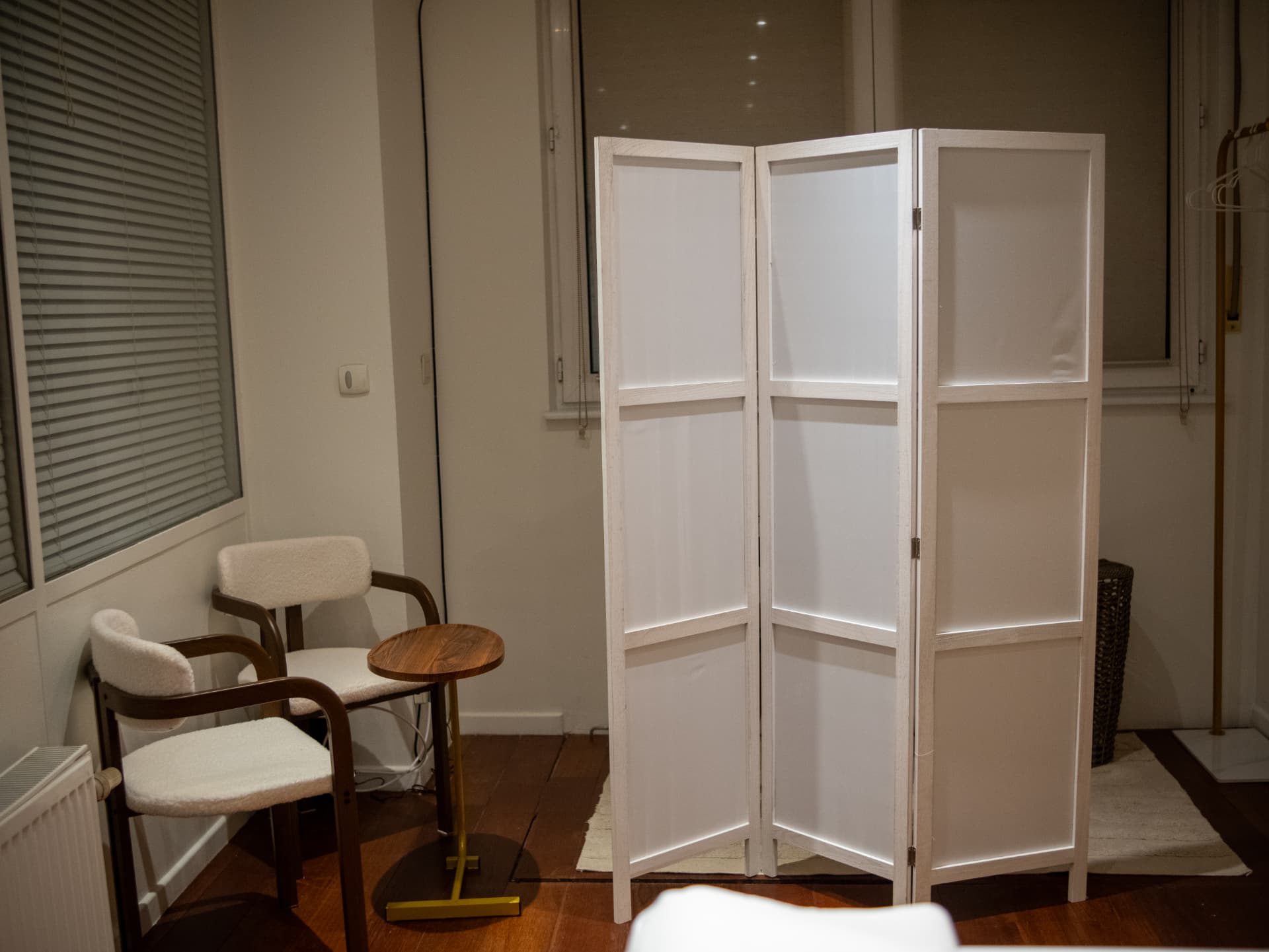 Espace d'accueil avec paravent et fauteuils