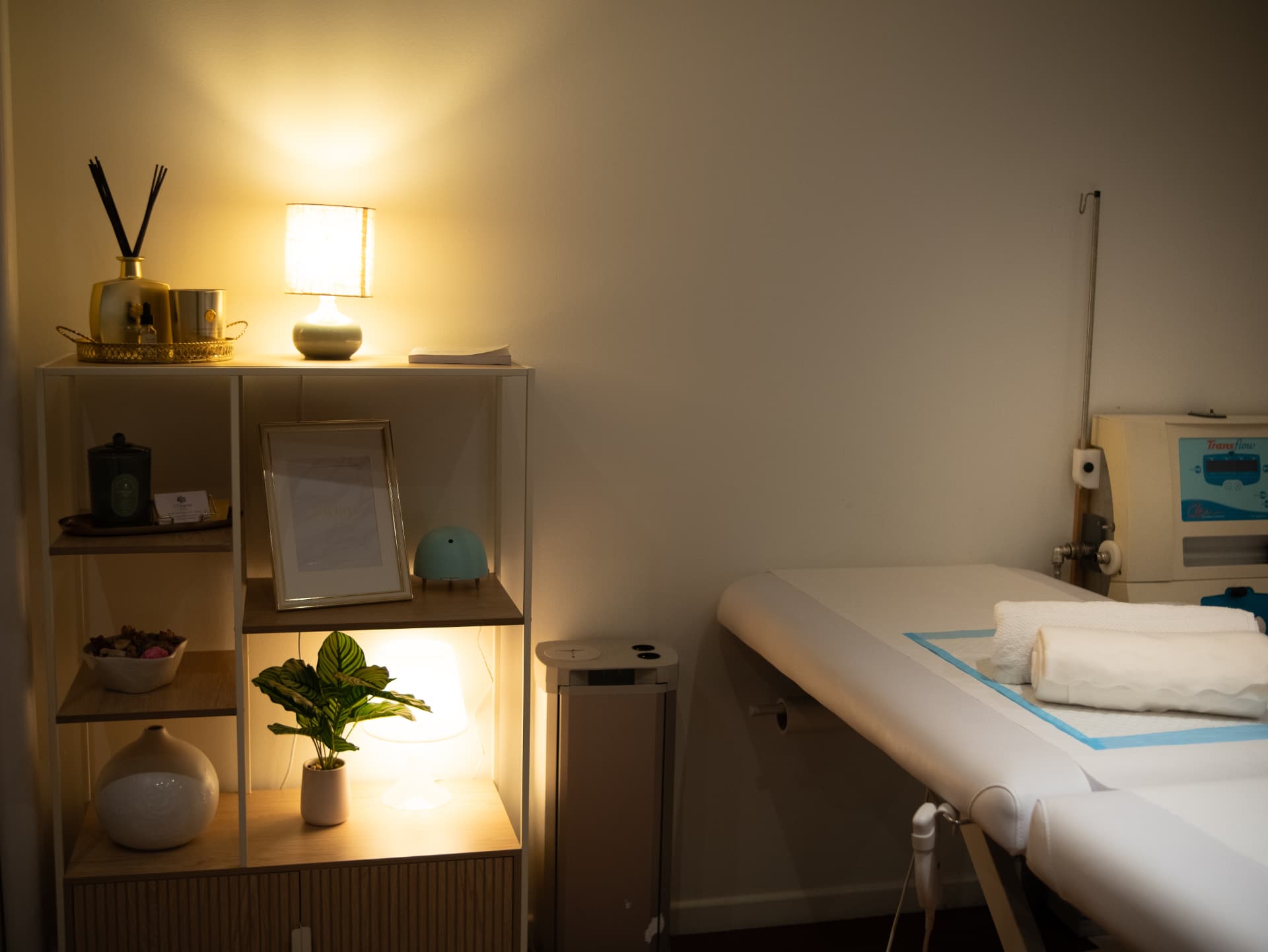 Détail de la salle de soin : étagère décorative et table de soin