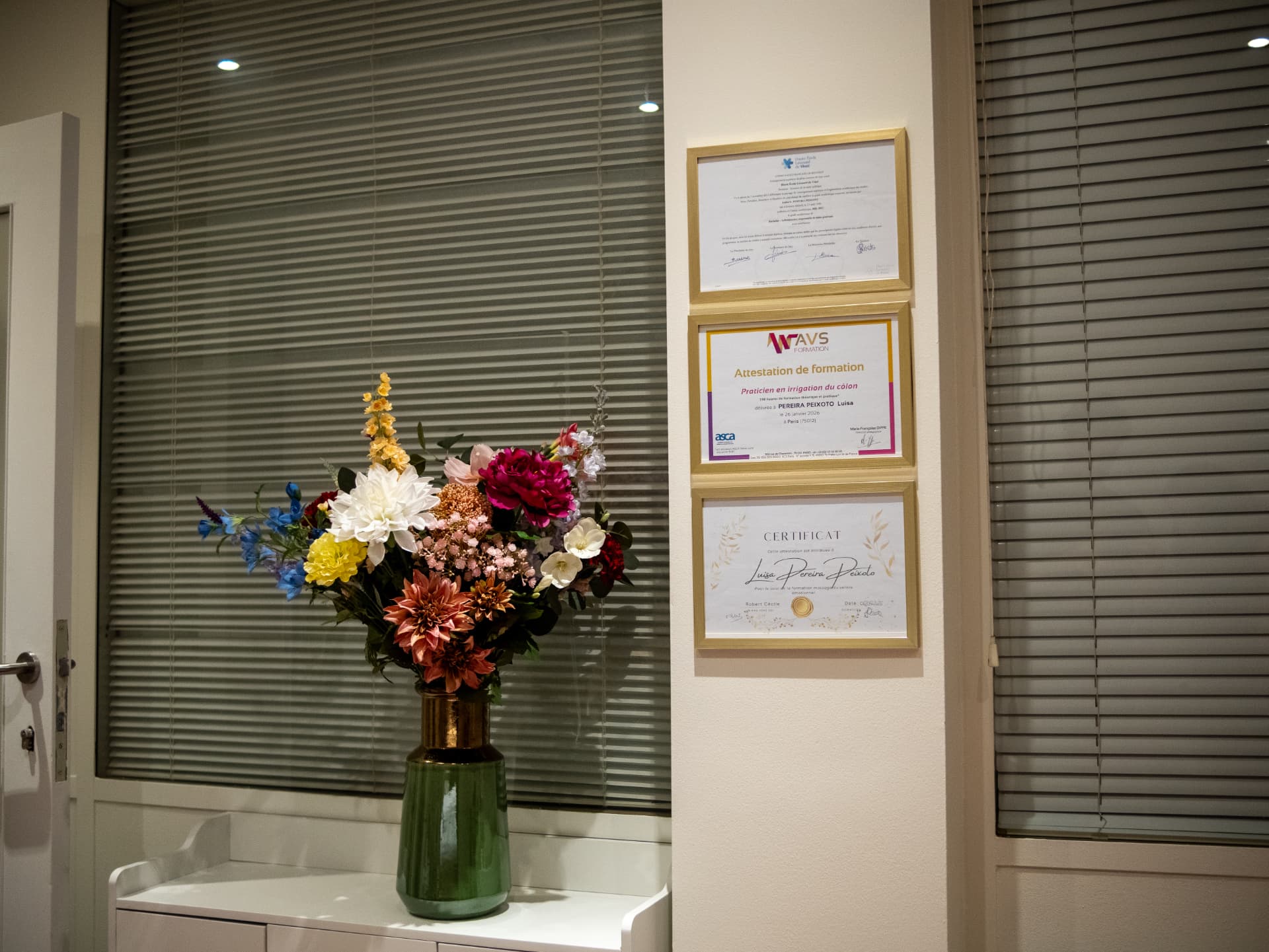 Certificats de formation encadrés et bouquet de fleurs